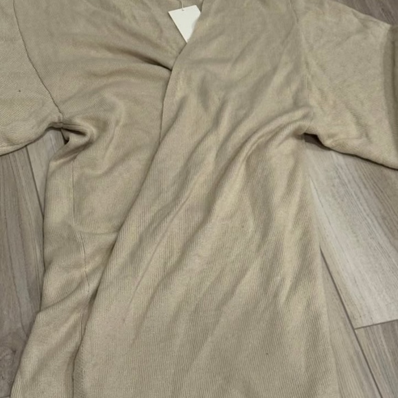 Pretty Lavish - Picture 2 of 4